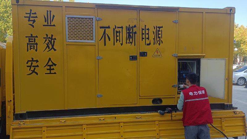东乌珠穆沁柴油发电机组和UPS电源配合使用时，如何避免切换过程中的电力中断？